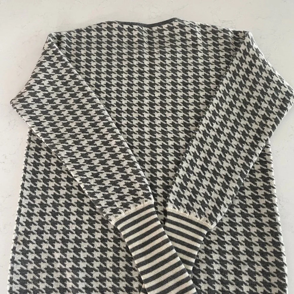 Kier+J Lg Slv Houndstooth Crew Nk Cashmere Knit Sweater Grey + White Sz S NWOT - Picture 6 of 9